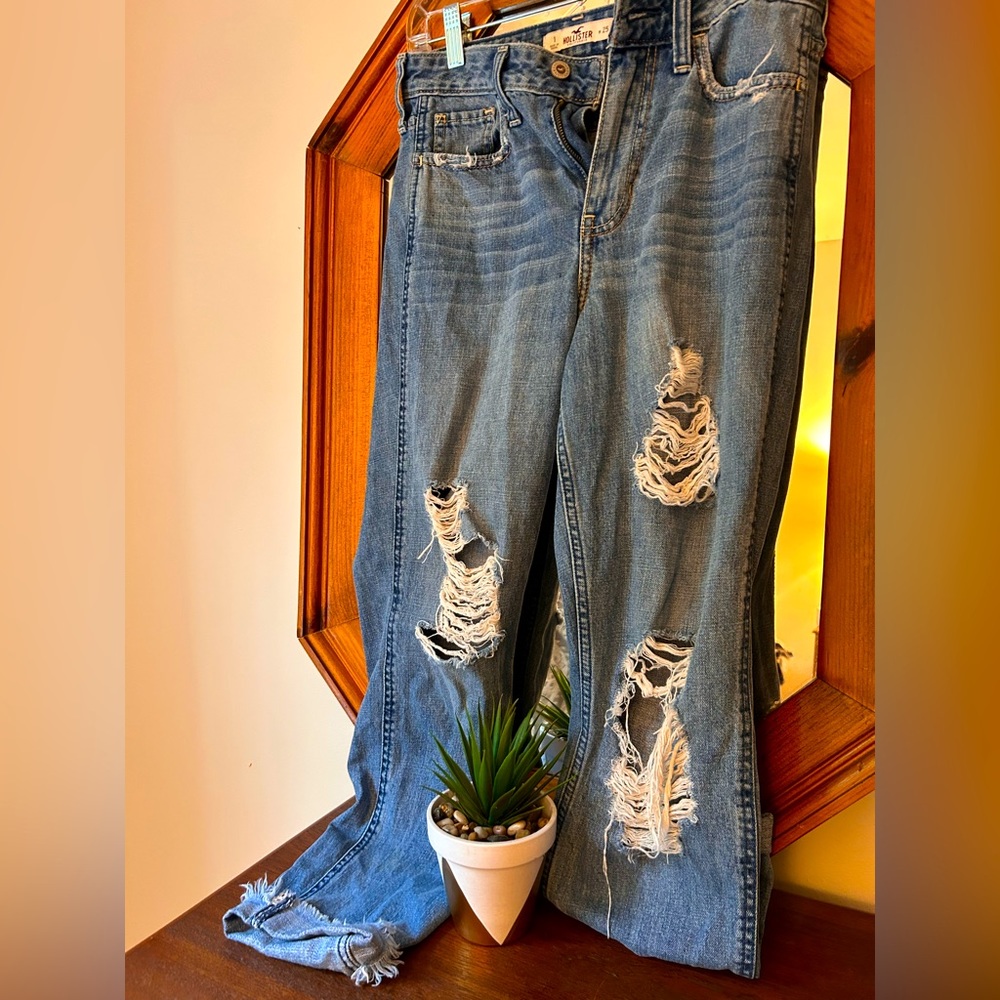 HOLLISTER BOYFRIEND RIPPED JEANS